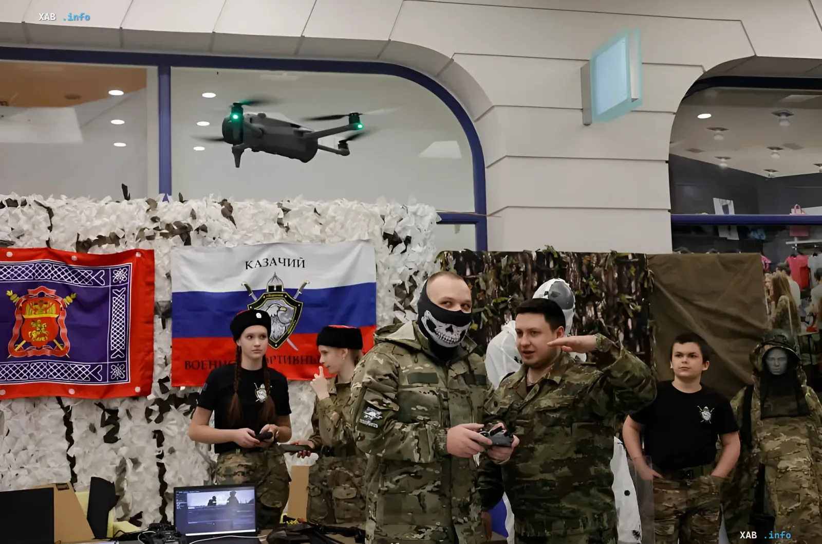 Militärische Drohne auf einer Ausstellung in Russland Demonstration eines militärischen Drohne auf einer Ausstellung in Russland mit Kosaken und Jugendlichen, die die Umstrukturierung der Rüstungsindustrie veranschaulicht