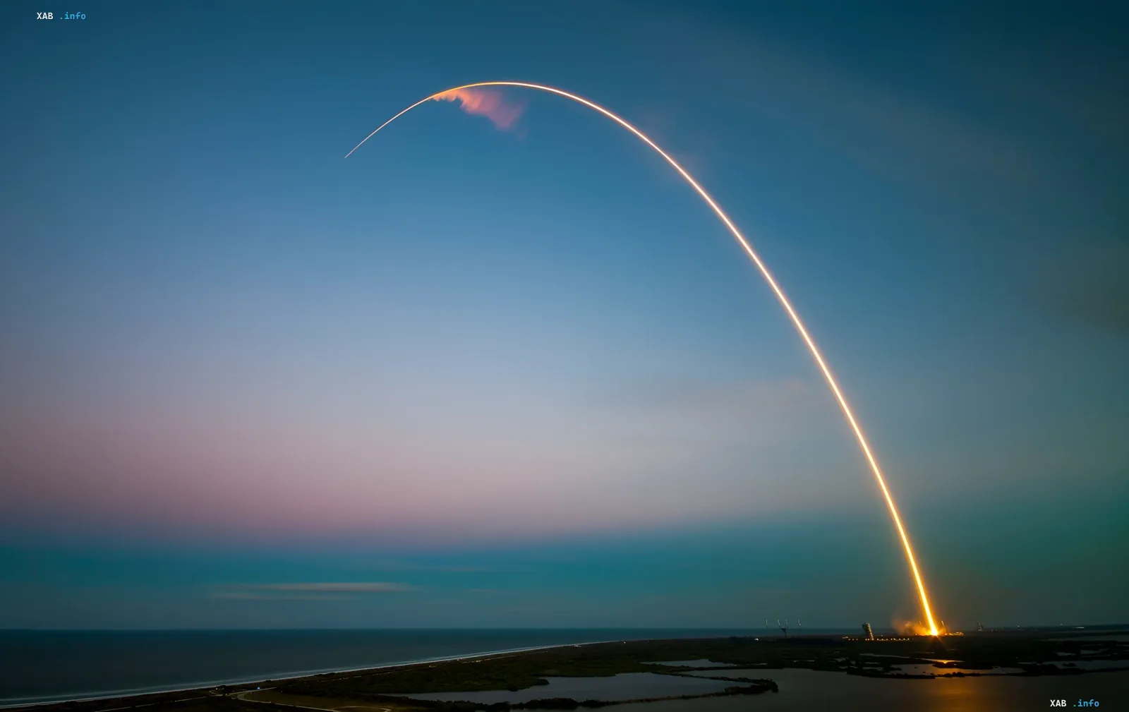 Запуск ракеты SpaceX с ярким огненным следом в небе на фоне заката, символизирующий начало испытаний капсулы Starfall и рождение космических фабрик