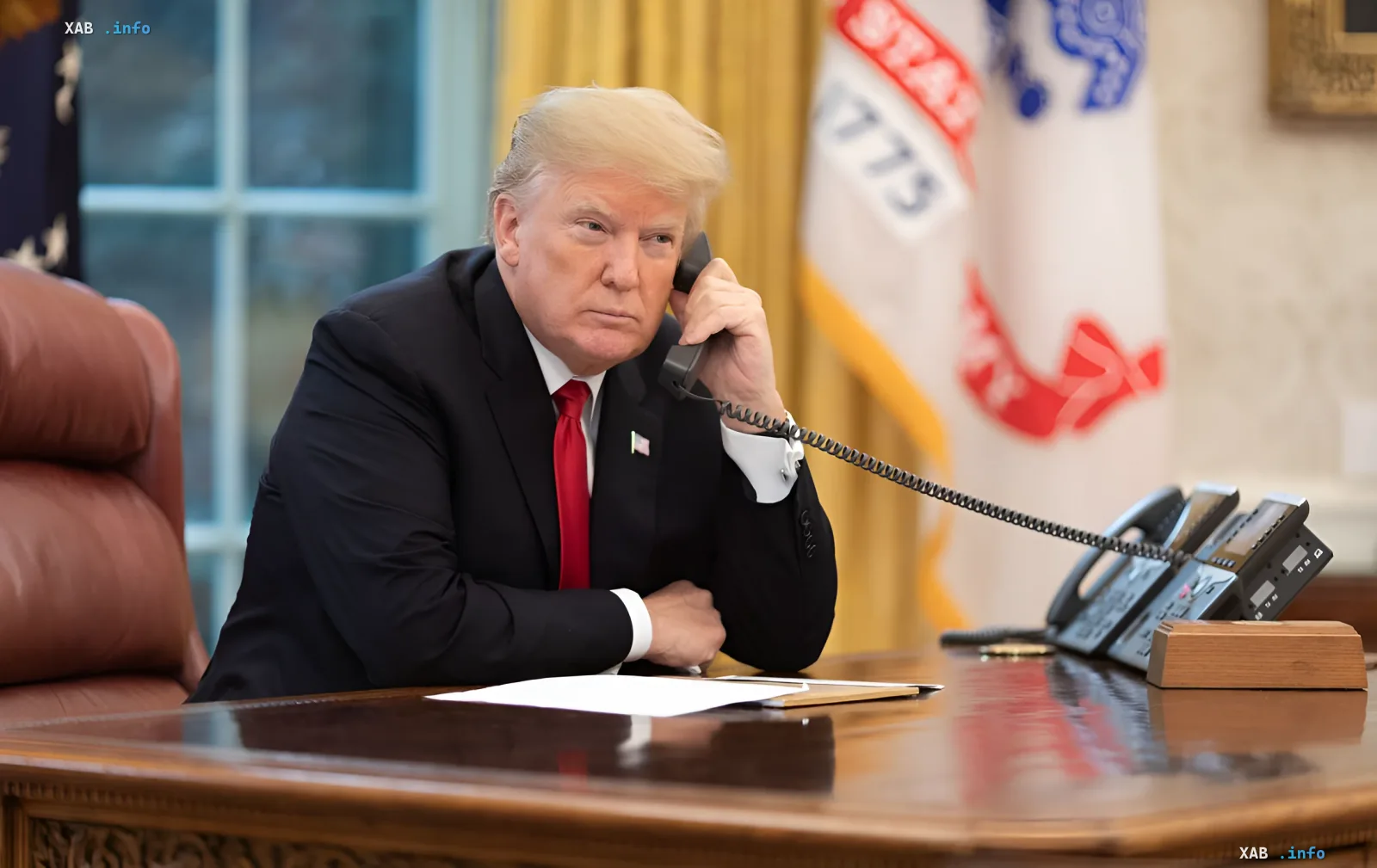Дональд Трамп в Овальном кабинете на телефоне, обсуждая с Нетаньяху остановку удара по Бейруту