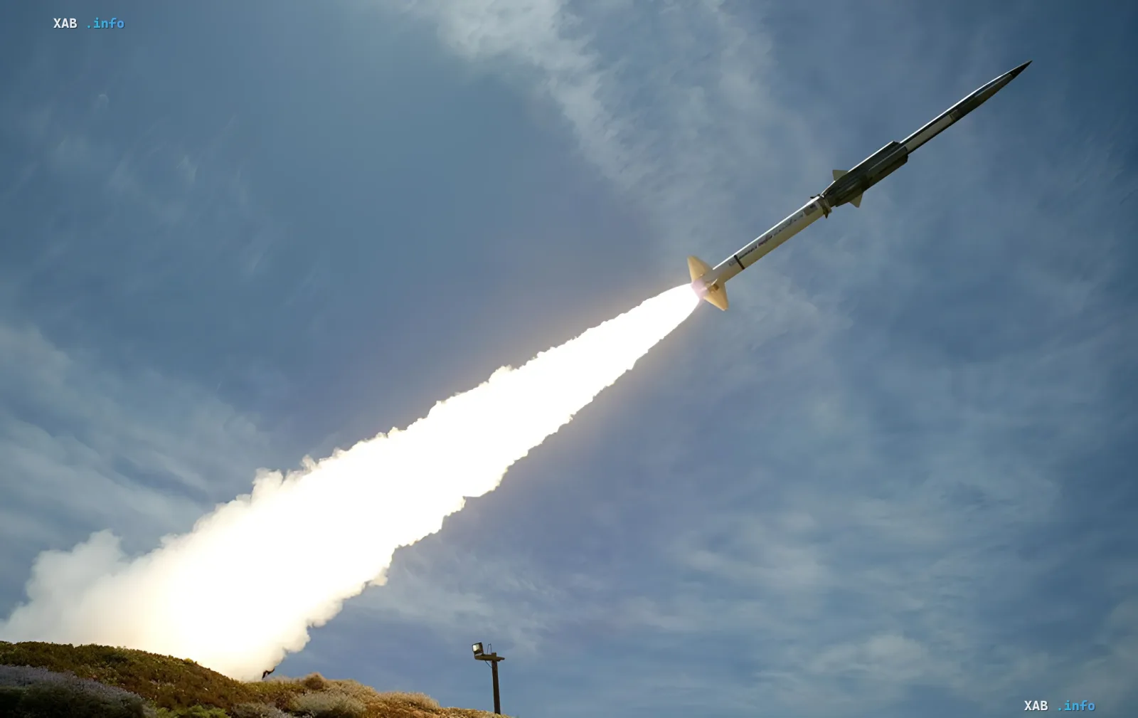 Start der Hyperschallrakete 'Zirkon' von der Startplattform vor dem Himmel — Illustration eines Massenangriffs auf die Ukraine