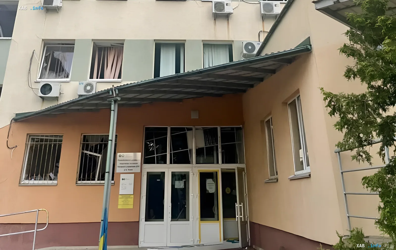 Beschädigtes Gebäude der Steuerverwaltung am rechten Ufer von Kiew nach russischem Angriff: zerbrochene Fenster und Türen