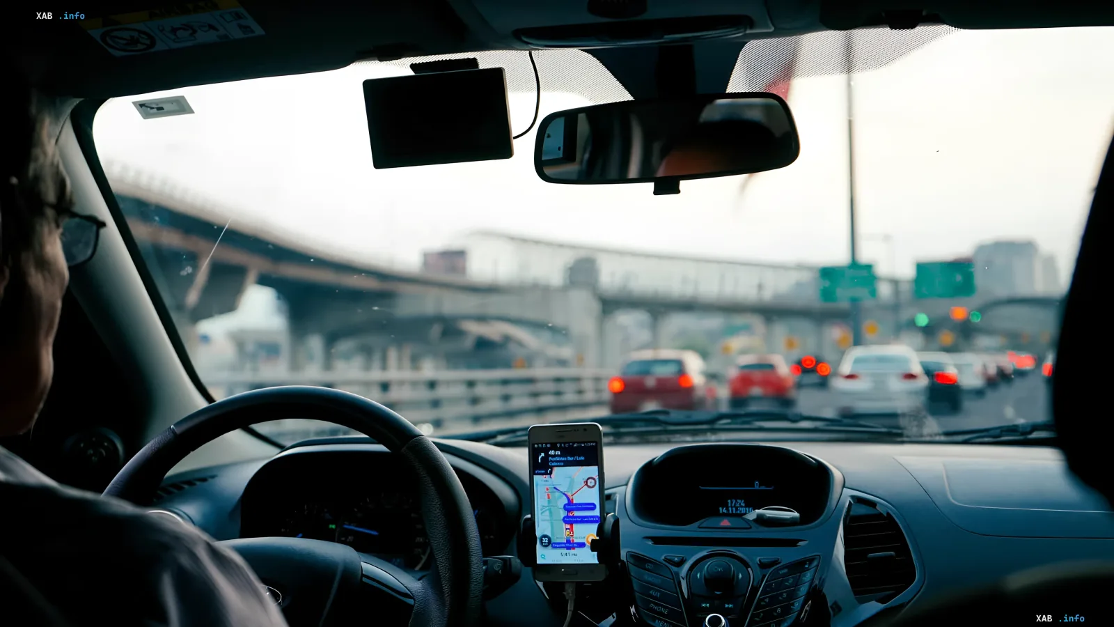 Kompaktauto im Stau mit Smartphone-Navigation – ein Beispiel für ein zuverlässiges Fahrzeug, das bis zu 400.000 km halten kann