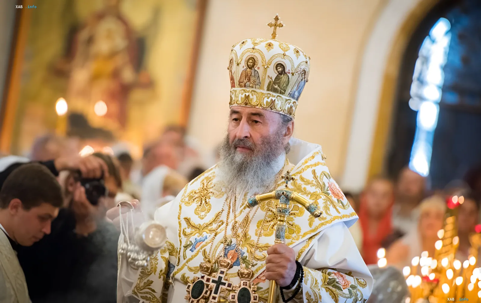 Митрополит Онуфрий в богослужебных одеждах во время церковной службы, на фоне свечей и верующих.