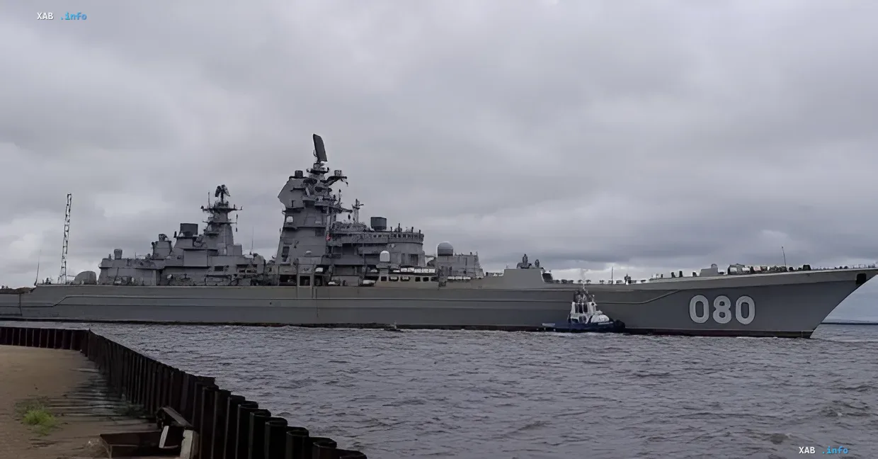 Авианосец Адмирал Нахимов (бортовой номер 080) в порту во время завершающего этапа испытаний — крупнейший неавианосный корабль мира возвращается к службе