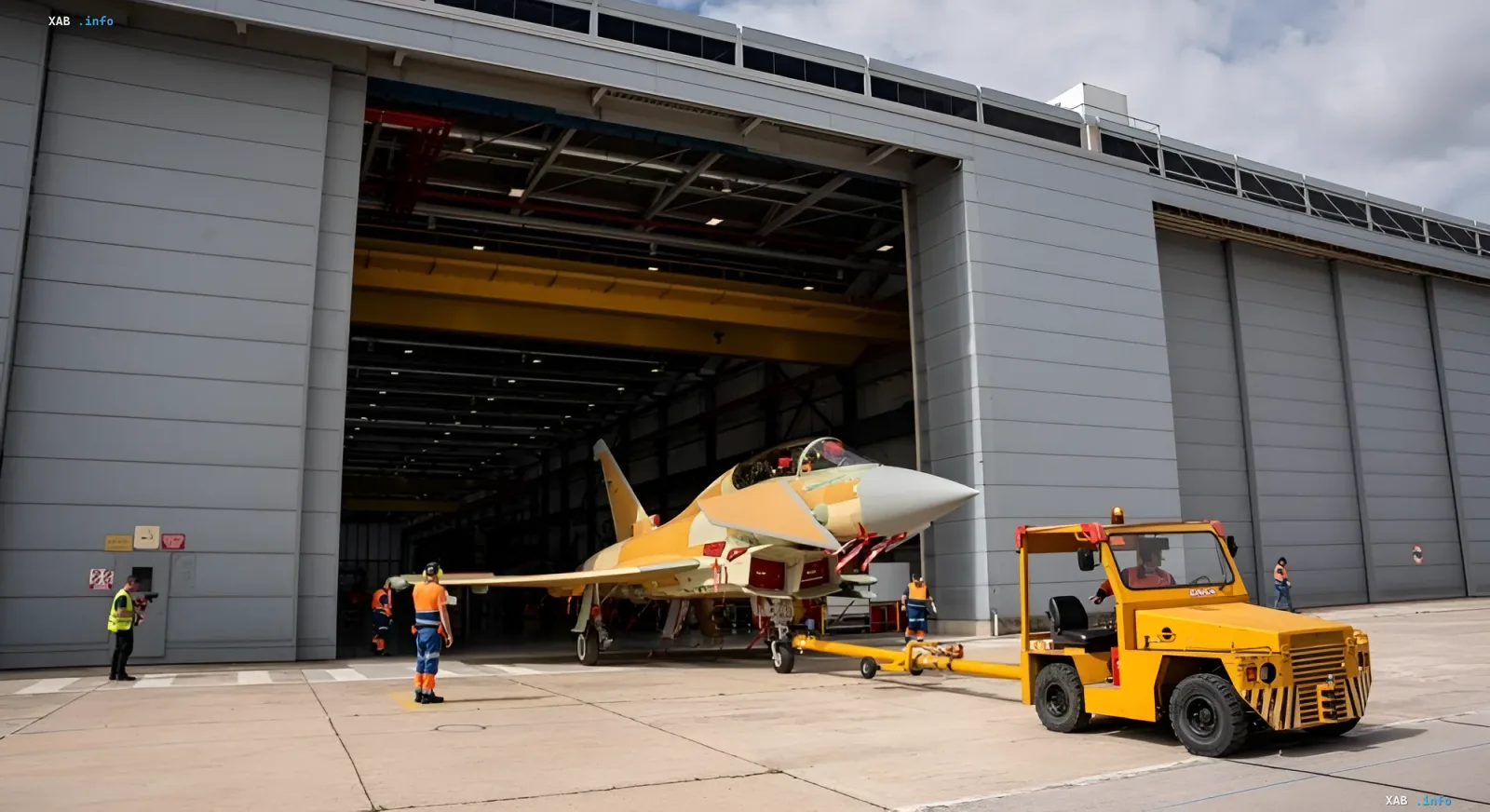 Eurofighter Tranche 4-Jagdflugzeug wird aus dem Hangar auf einem Flugfeld in Spanien herausgerollt, um die Kanarischen Inseln zu schützen