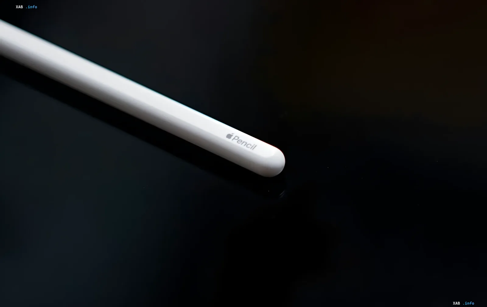 Weißer Apple Pencil auf schwarzem Hintergrund: Symbol der greifbaren Virtualität nach neuem Apple-Patent