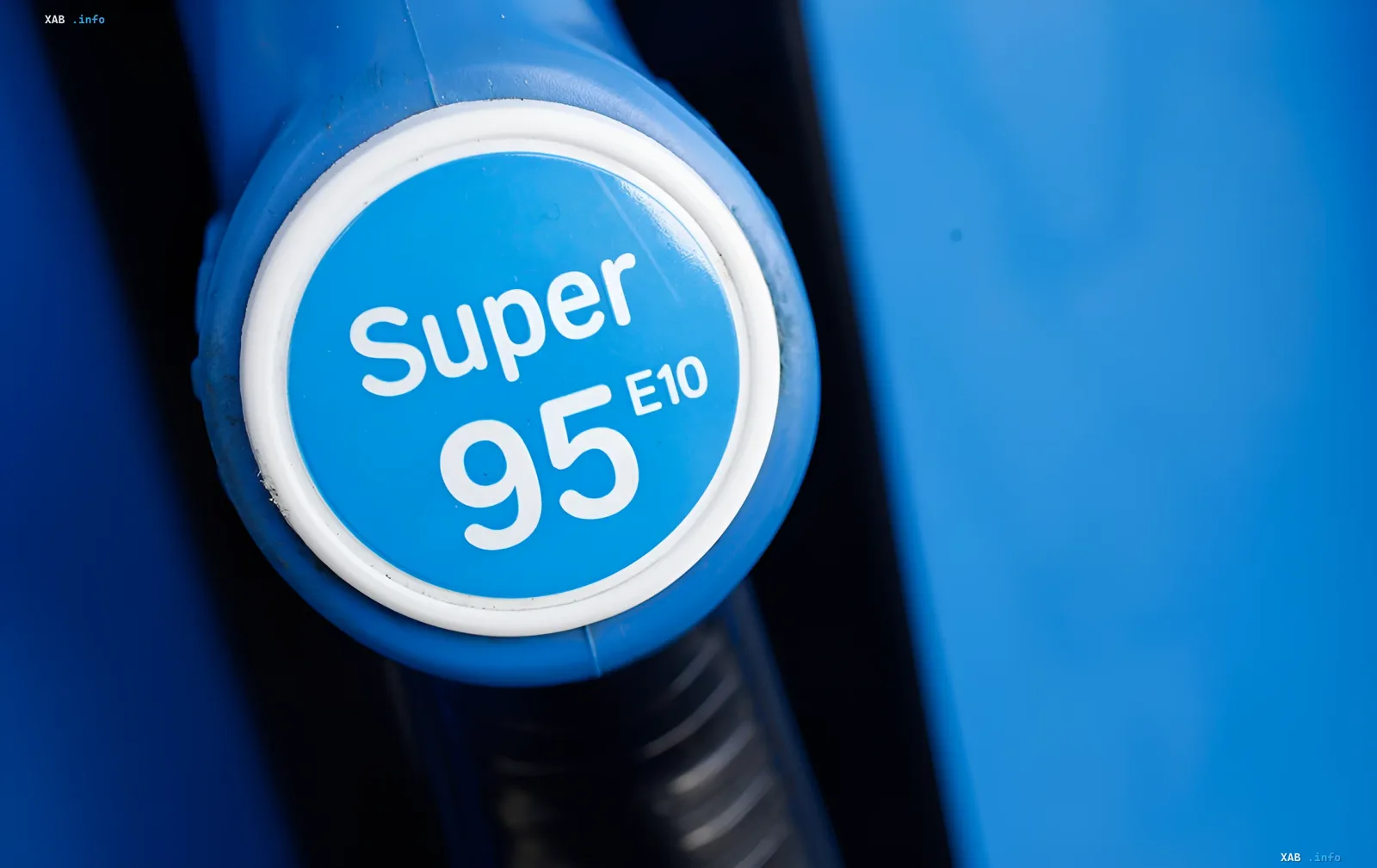 Носик заправочного пистолета с маркировкой Super 95 E10 — символ нового стандарта бензина с биоэтанолом в Украине