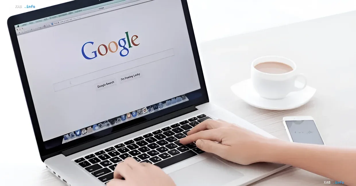 Eine Person arbeitet an einem Laptop mit geöffnetem Google Chrome, was die Dominanz des Browsers auf dem Markt symbolisiert