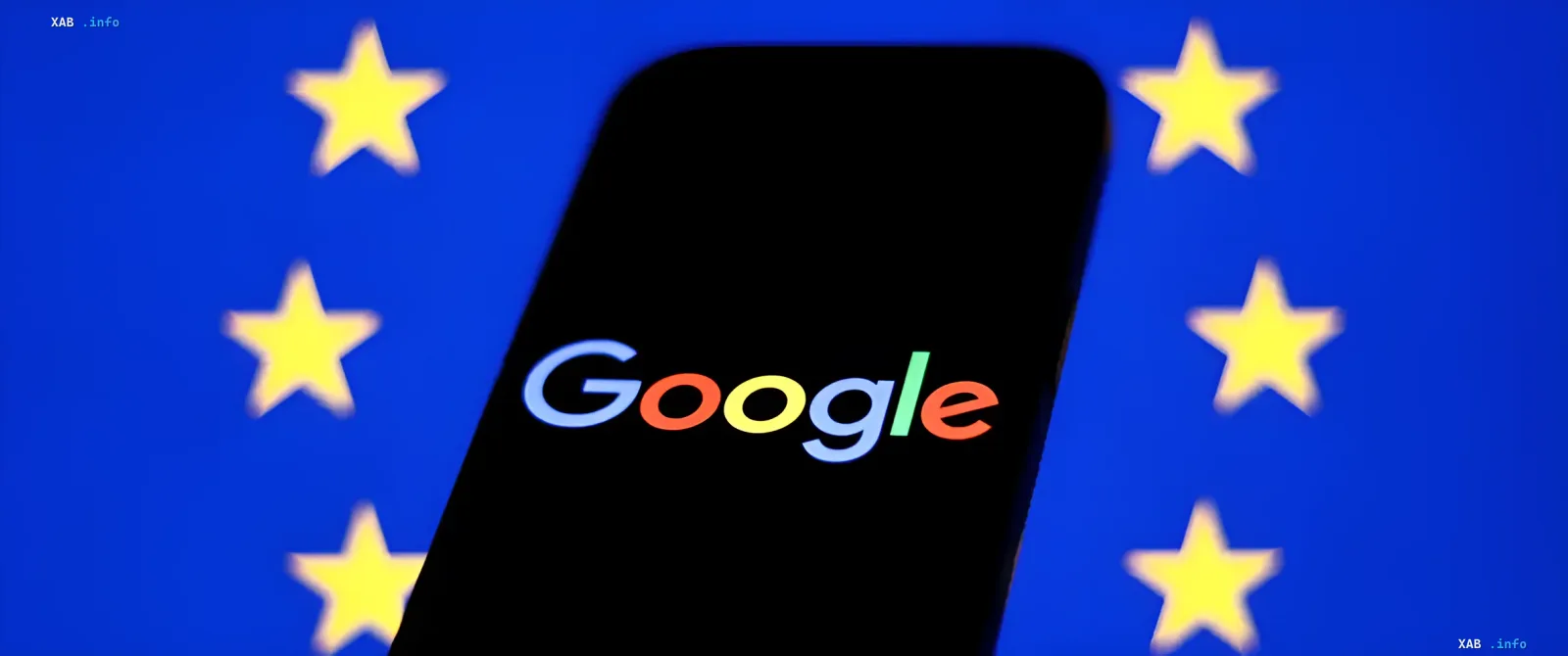 Логотип Google на экране смартфона на фоне флага Европейского Союза, символизирующий ограничения доступа к госзаказам