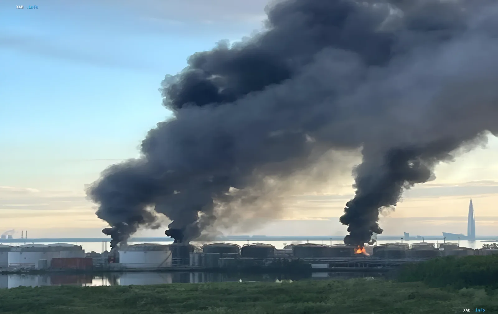 Масштабный пожар на нефтяном терминале в порту Санкт-Петербурга: густой черный дым поднимается над резервуарами после атаки дронов