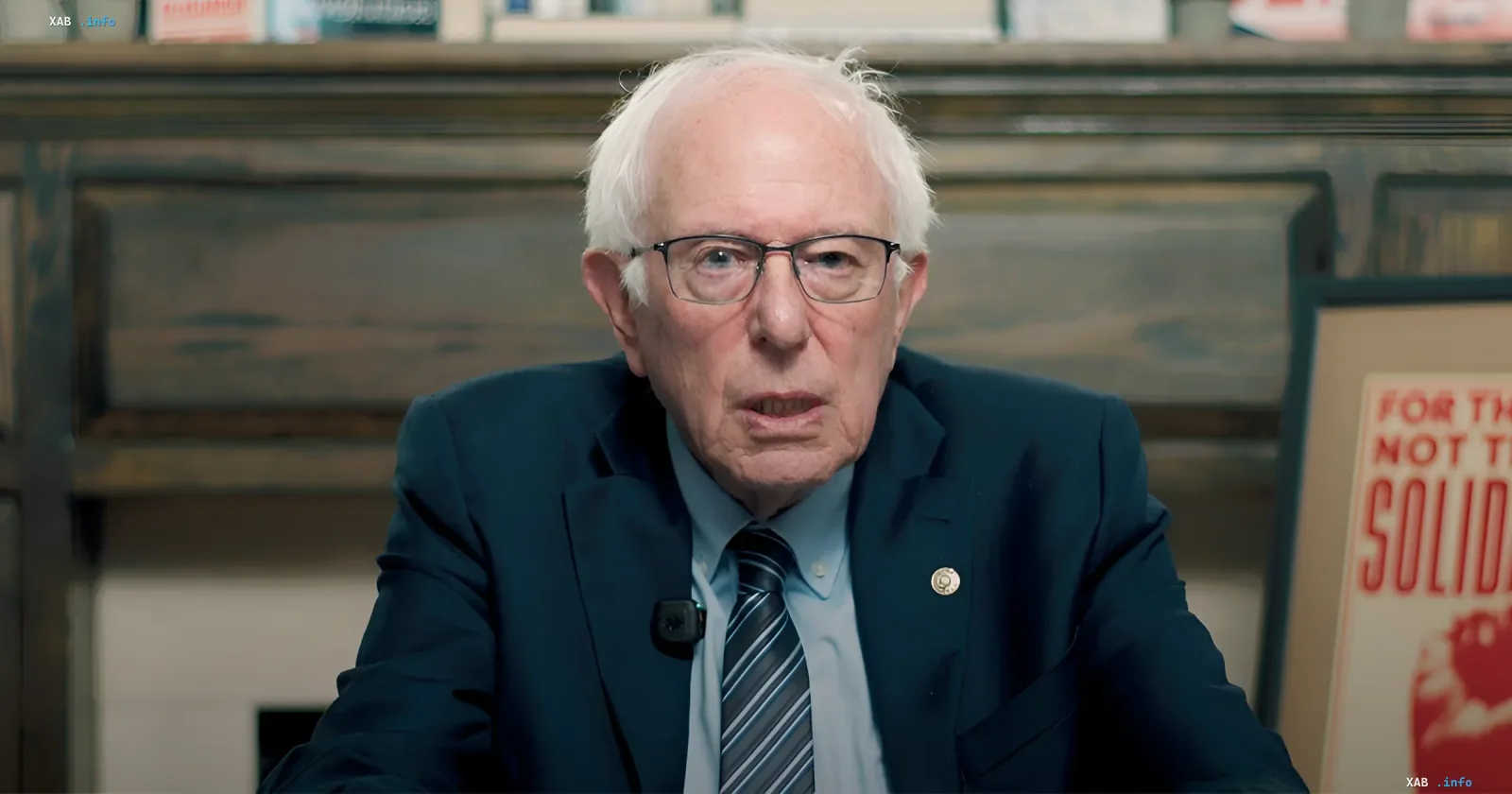 Bernie Sanders in Brille und Anzug, diskutiert Vorschlag zur Beschlagnahme von 50% der Aktien von KI-Giganten für einen öffentlichen Fonds