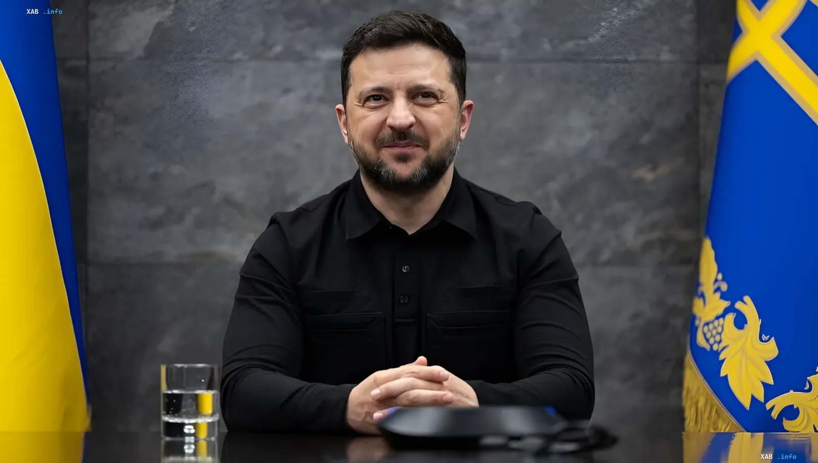 Президент Украины Владимир Зеленский за столом с флагами Украины и ЕС, обсуждая готовность к переговорам с Путиным и роль Ирана в международной политике