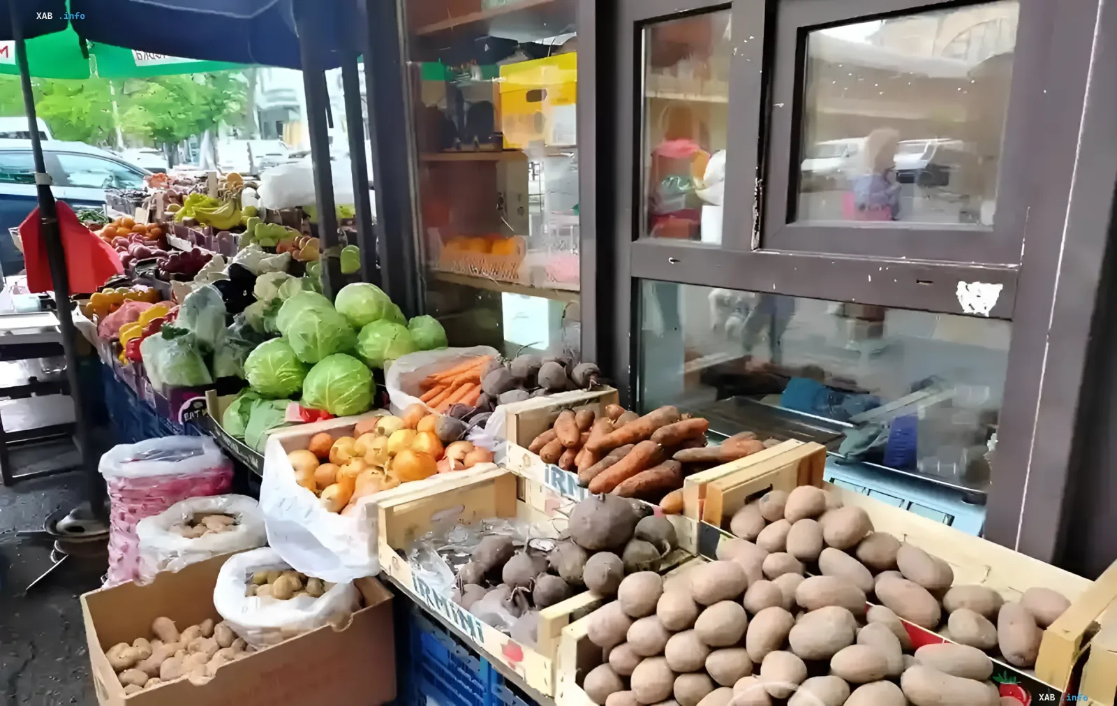 Продуктовый ряд на Новом базаре Одессы: овощи и фрукты в начале лета Овощной ларек на Новом базаре Одессы: картофель, морковь и капуста в ящиках — фон для обсуждения цен на зеленый горошек