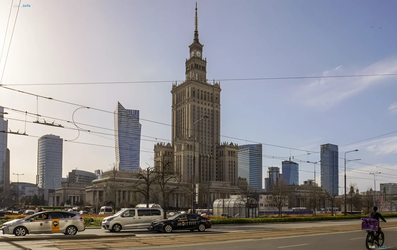 Панорама Варшавы с Дворцом Культуры и Науки на фоне современных небоскребов, иллюстрирующая контраст стоимости жилья в Польше и Украине