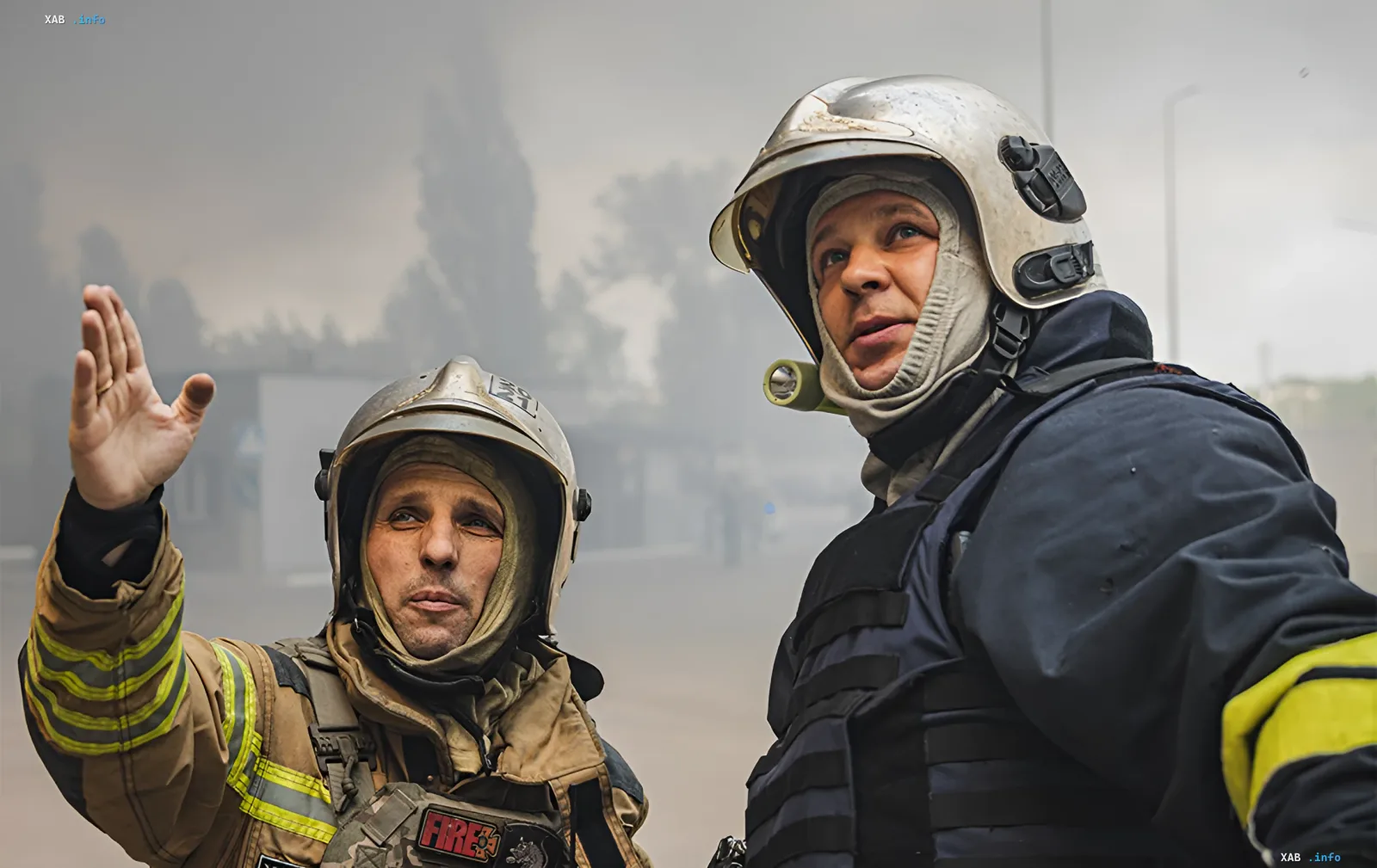 Feuerwehrleute in Schutzausrüstung vor Rauch nach Angriff auf Logistikterminal in Dnipro