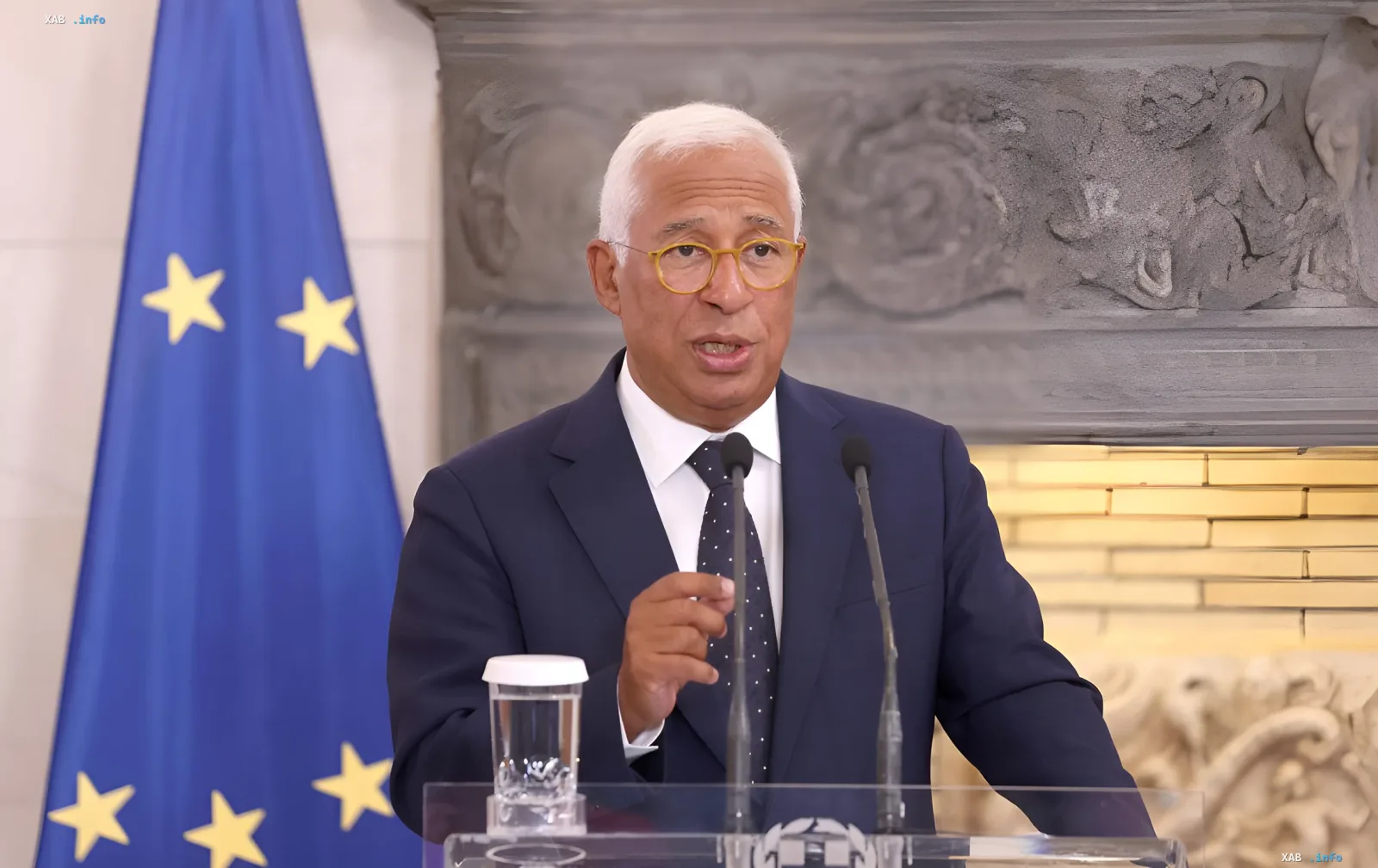 Еврокомиссар Оливер Вархейли выступает с речью на фоне флага ЕС, обсуждая ускорение расширения Евросоюза для стран Западных Балкан