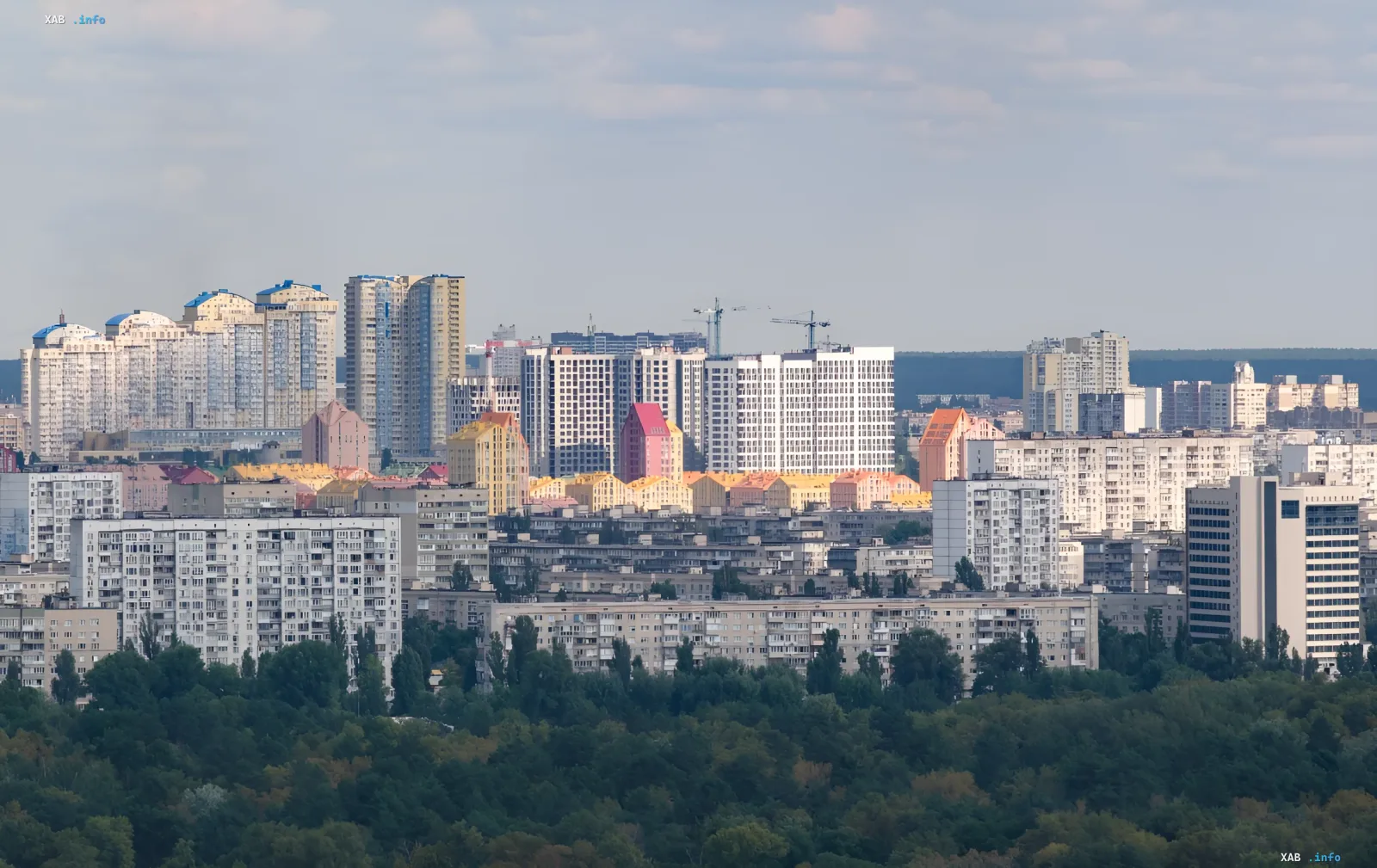 Панорама современного жилого района Украины с многоэтажными домами и кранами на фоне — иллюстрация к статье о том, где быстрее накопить на квартиру в 2026 году