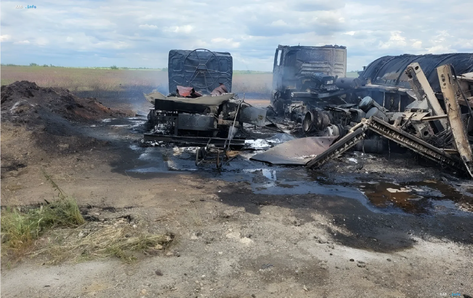 Verbrannte Überreste von Straßenbaumaschinen nach russischem Drohnenangriff, gestörte Logistik