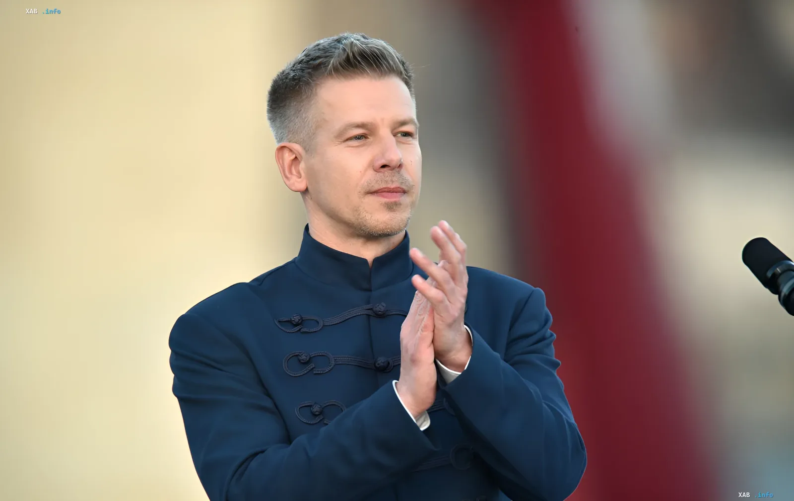 Премьер-министр Венгрии Виктор Орбан в традиционном костюме на фоне флага, обсуждающий соглашение с Украиной об образовании и правах нацменьшинств