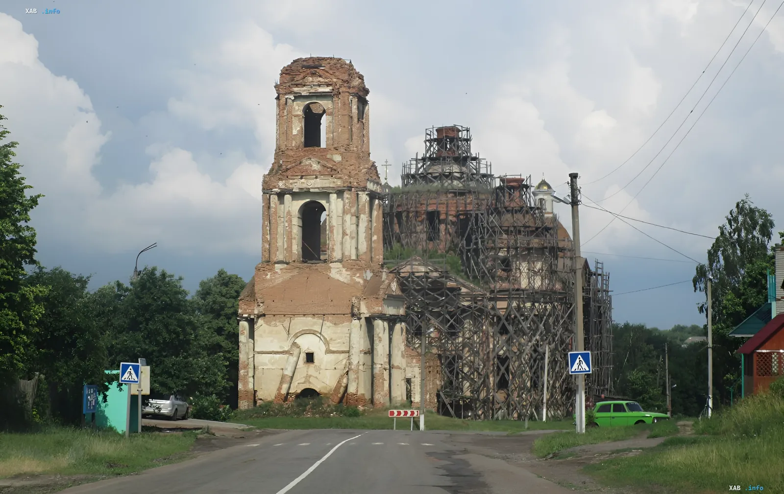 Zerstörte Geburt der Jungfrau Maria Kirche in Yunakovka: Ruinen eines Denkmals des frühen Klassizismus unter Gerüsten