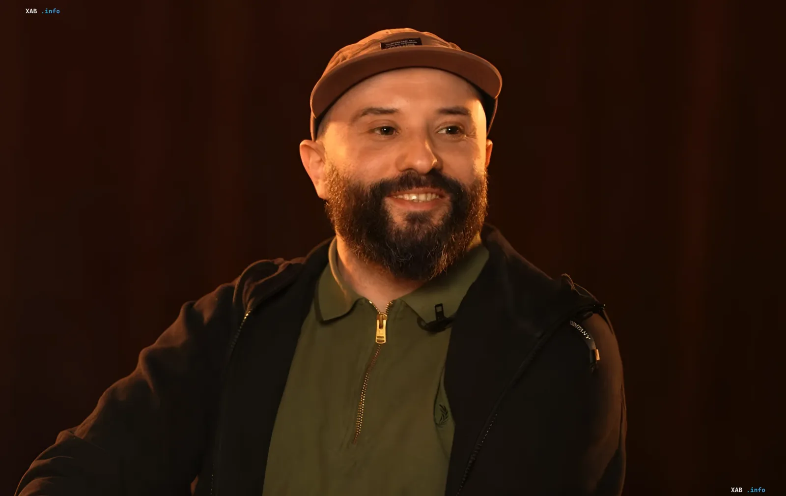 Wiktor Rosowy in einer Mütze und grüner Strickjacke lächelnd, diskutiert Liebe, Hass und Zukunftspläne nach einer Verletzung