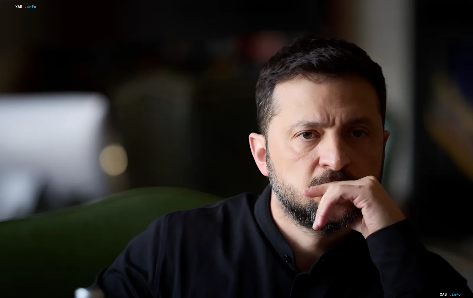 Президент Украины Владимир Зеленский в задумчивой позе, размышляющий о письме Путину с данными о потерях РФ в мае и предложением личной встречи