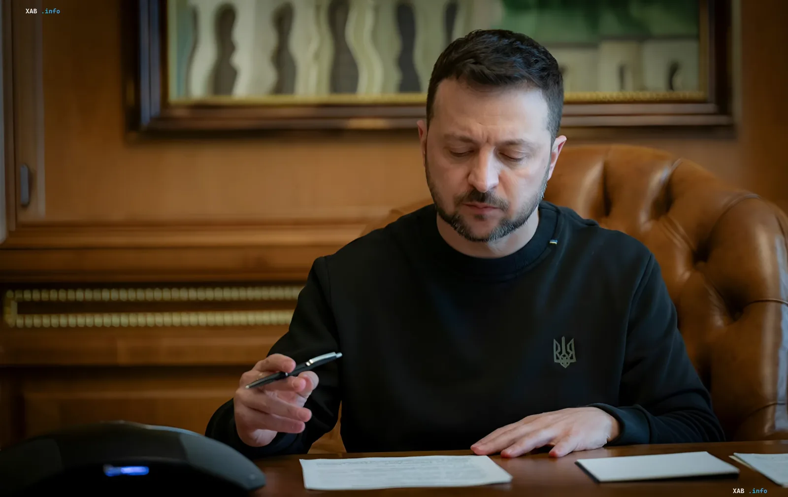 Президент України Володимир Зеленський за робочим столом, підписує документ — відкритий лист Володимиру Путіну з умовами перемир'я