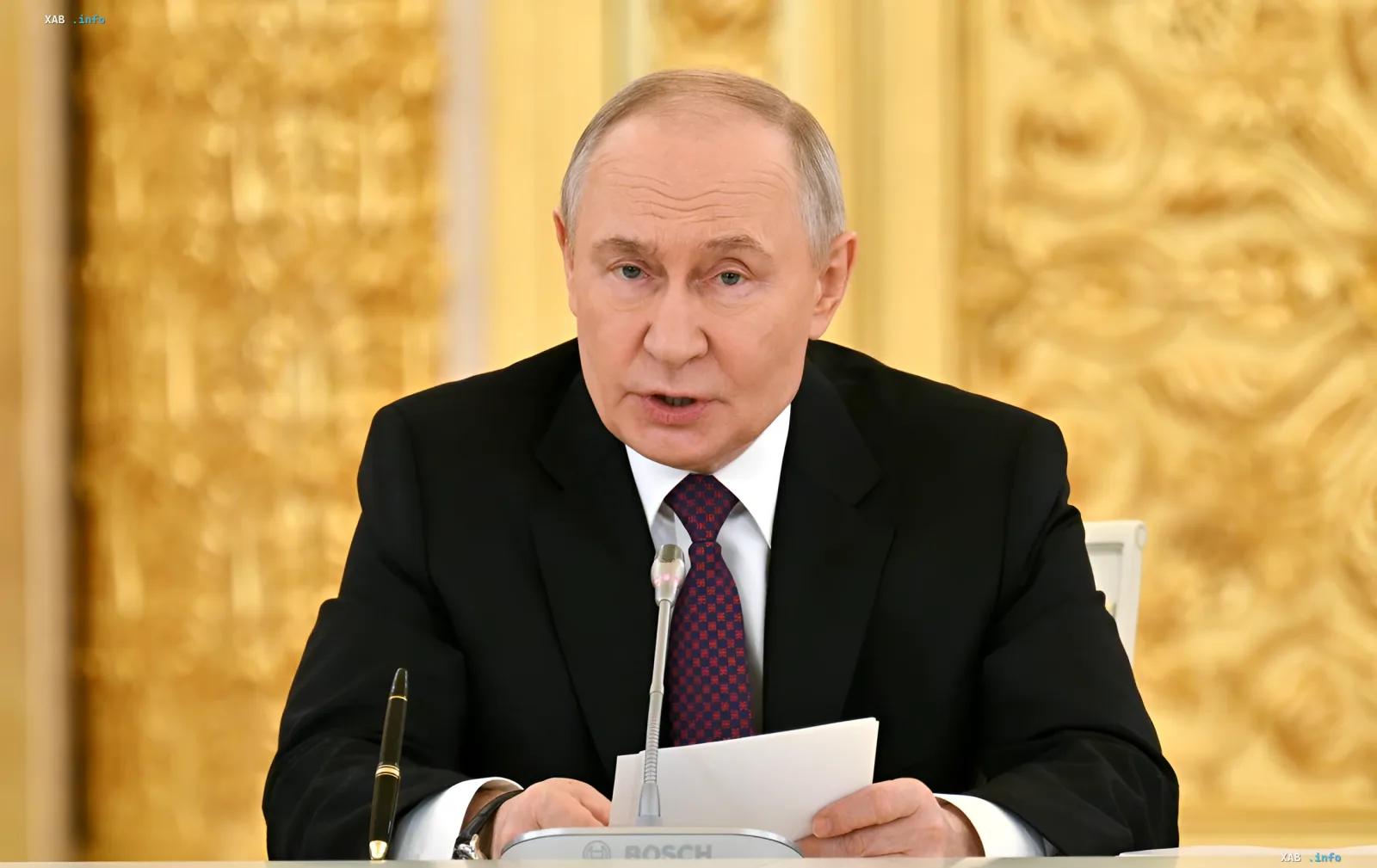 Владимир Путин во время официального выступления с письмом в руках, обсуждая ответ на обращение Зеленского