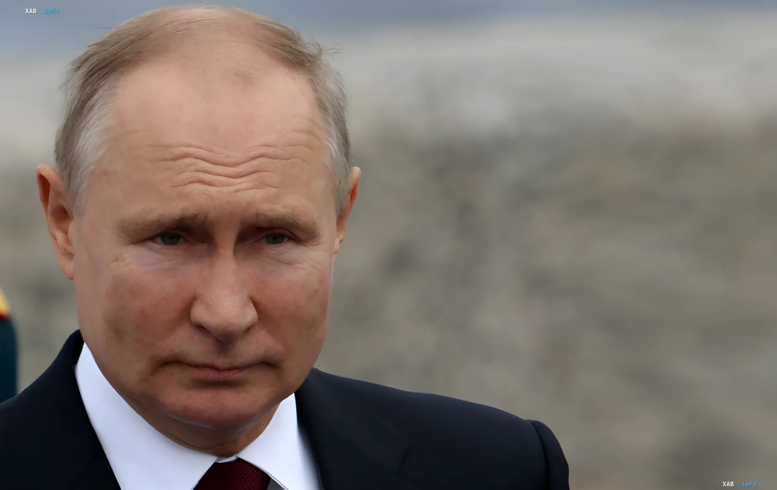 Владимир Путин на фоне размытого пейзажа, в контексте комментария Пескова о задержке визита американских спецпосланников в Москву