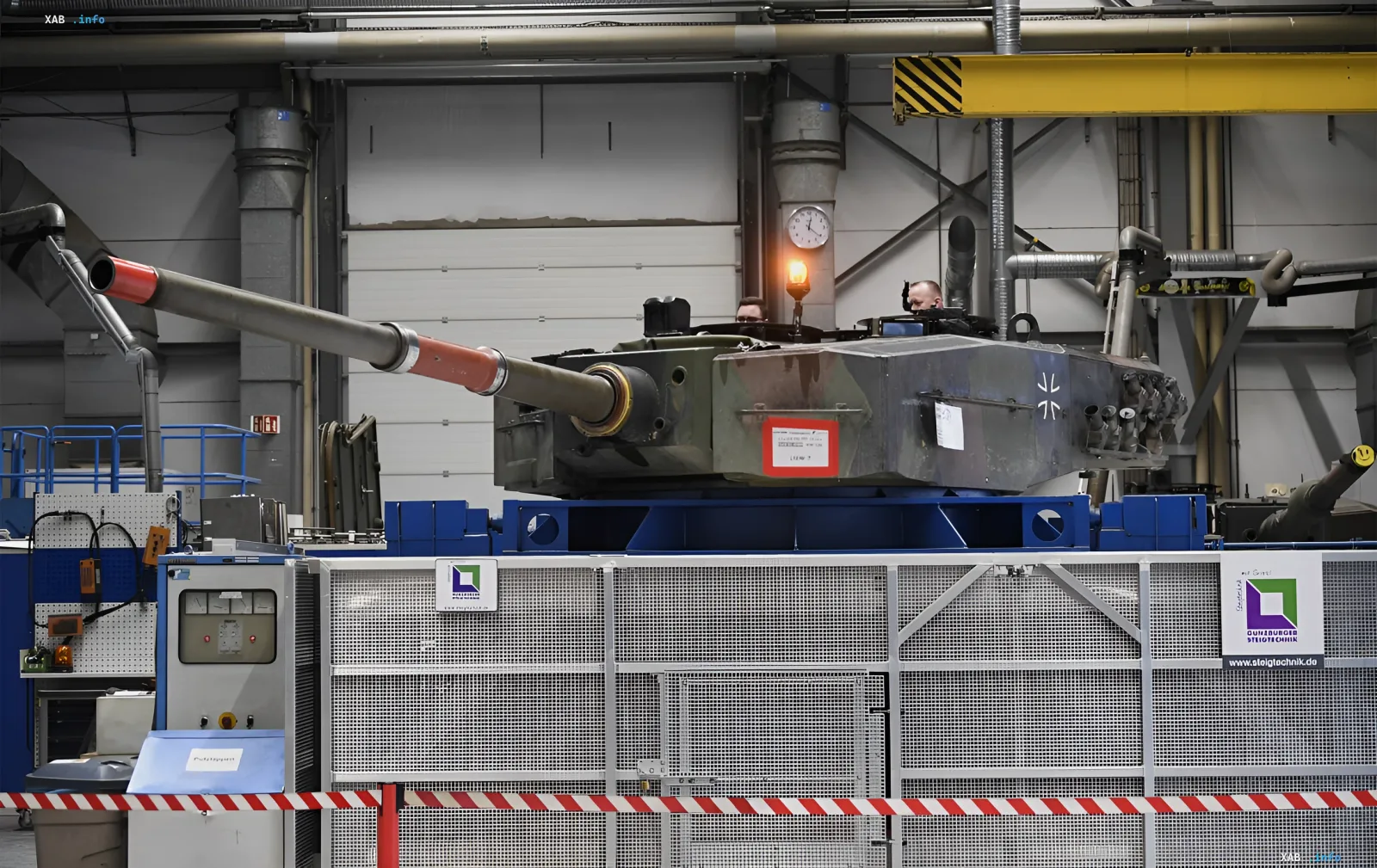Бойова вежа танка Leopard 2 на випробувальному стенді в цеху Rheinmetall, що ілюструє спірний контракт із Росією