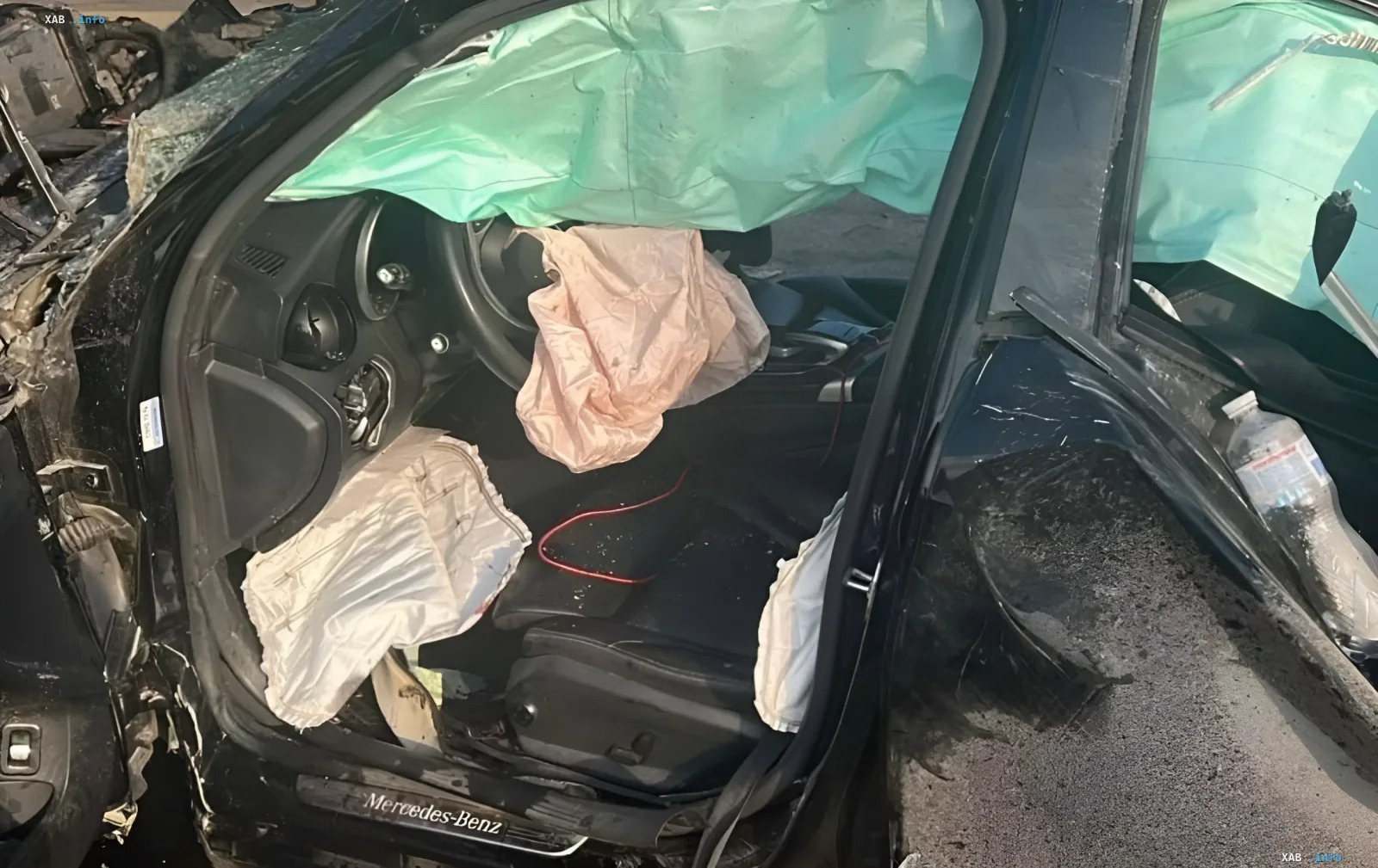Зруйнований салон Mercedes-Benz після смертельної ДТП у Києві: повітряні подушки розгорнуті, лобове скло розбите, видно сліди удару про підземний перехід