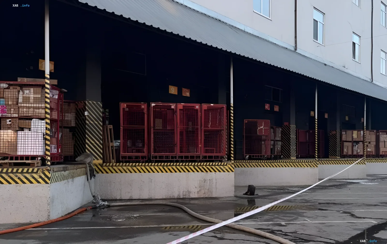 Наслідки теракту на сортувальному центрі «Нової пошти» у Києві: зруйновані ворота, розкидані контейнери та сліди вибуху на території логістичного об'єкта
