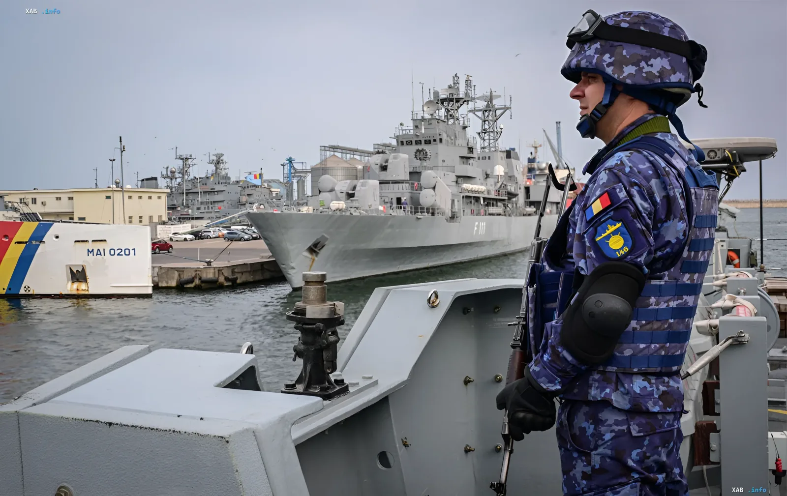 Румынский морской пехотинец на страже безопасности в порту Констанца на фоне военных кораблей