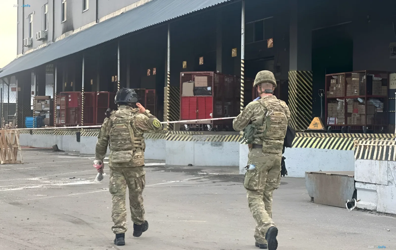Військові в камуфляжі оглядають місце вибуху на поштовому терміналі в Києві, де загинув чоловік і двоє поранені