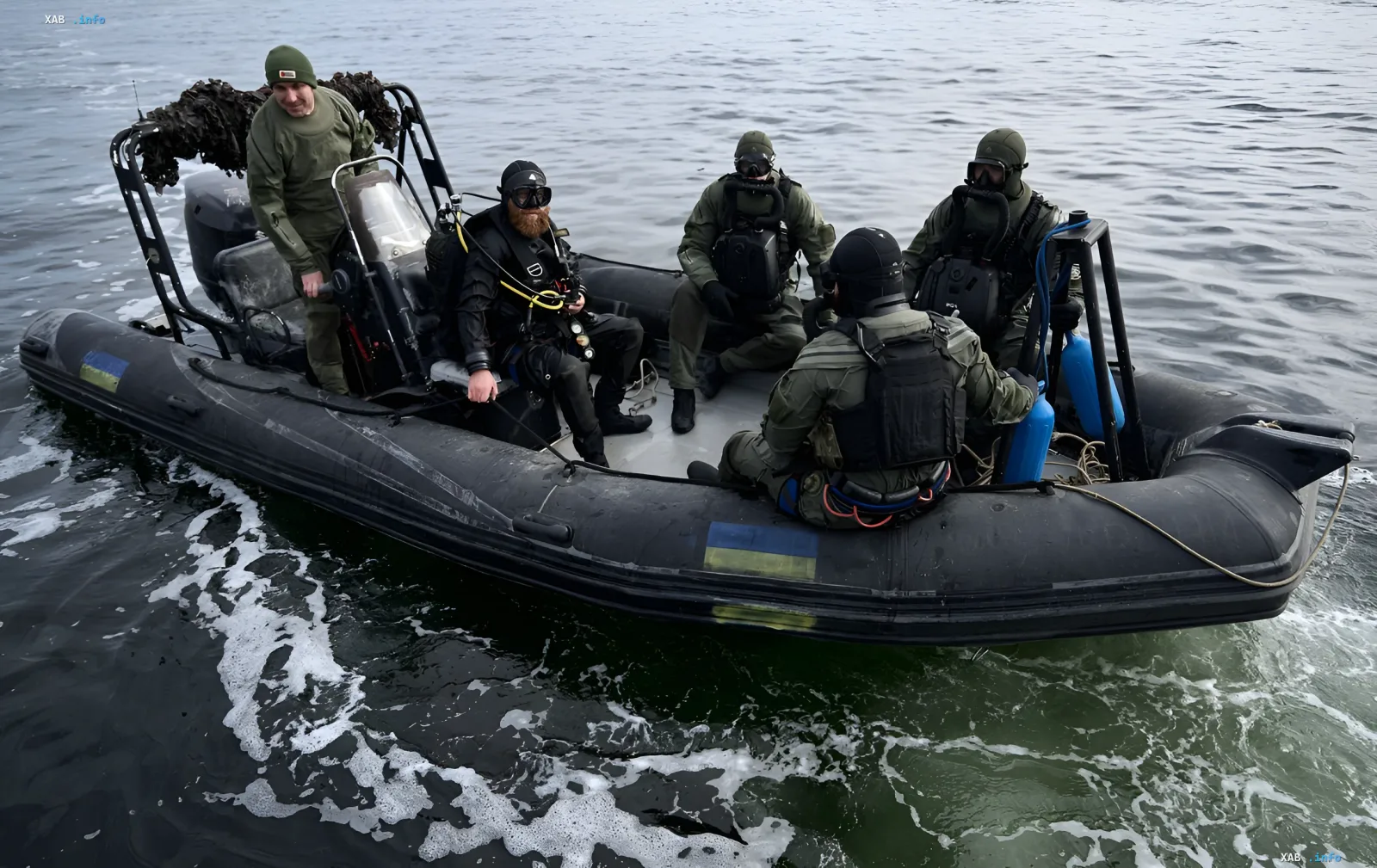 Украинские водолазы на надувной лодке в Черном море, готовящиеся к операции после атаки РФ на гуманитарные суда