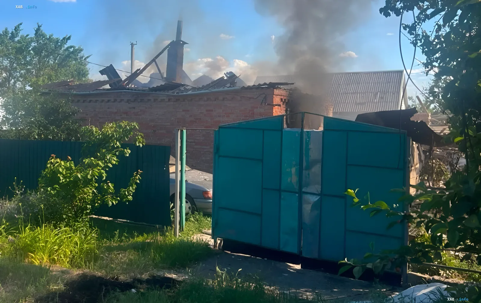 Folgen eines russischen Angriffs auf ein Wohnhaus in der Region Dnipropetrowsk: eingestürztes Dach, Rauch und verkohlte Wände