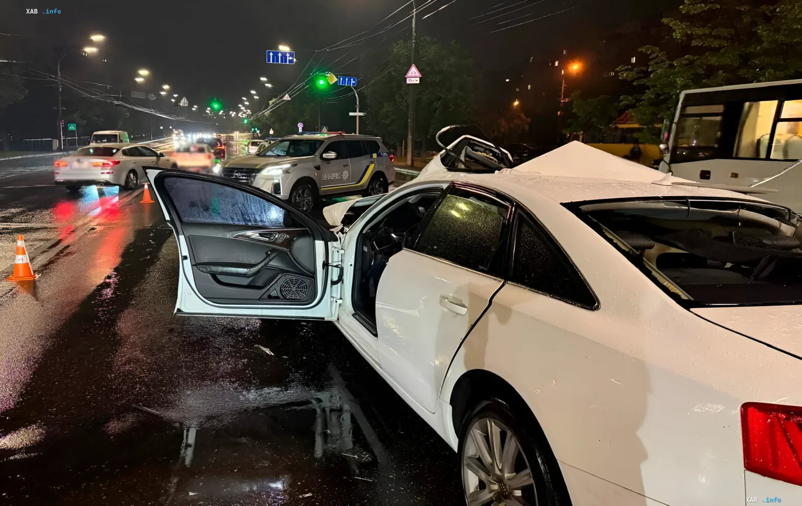 Zerstörtes weißes Audi nach Zusammenstoß mit LKW in Troeschtschyna: Pkw fuhr in Gegenfahrbahn, Türen offen, Karosserie deformiert