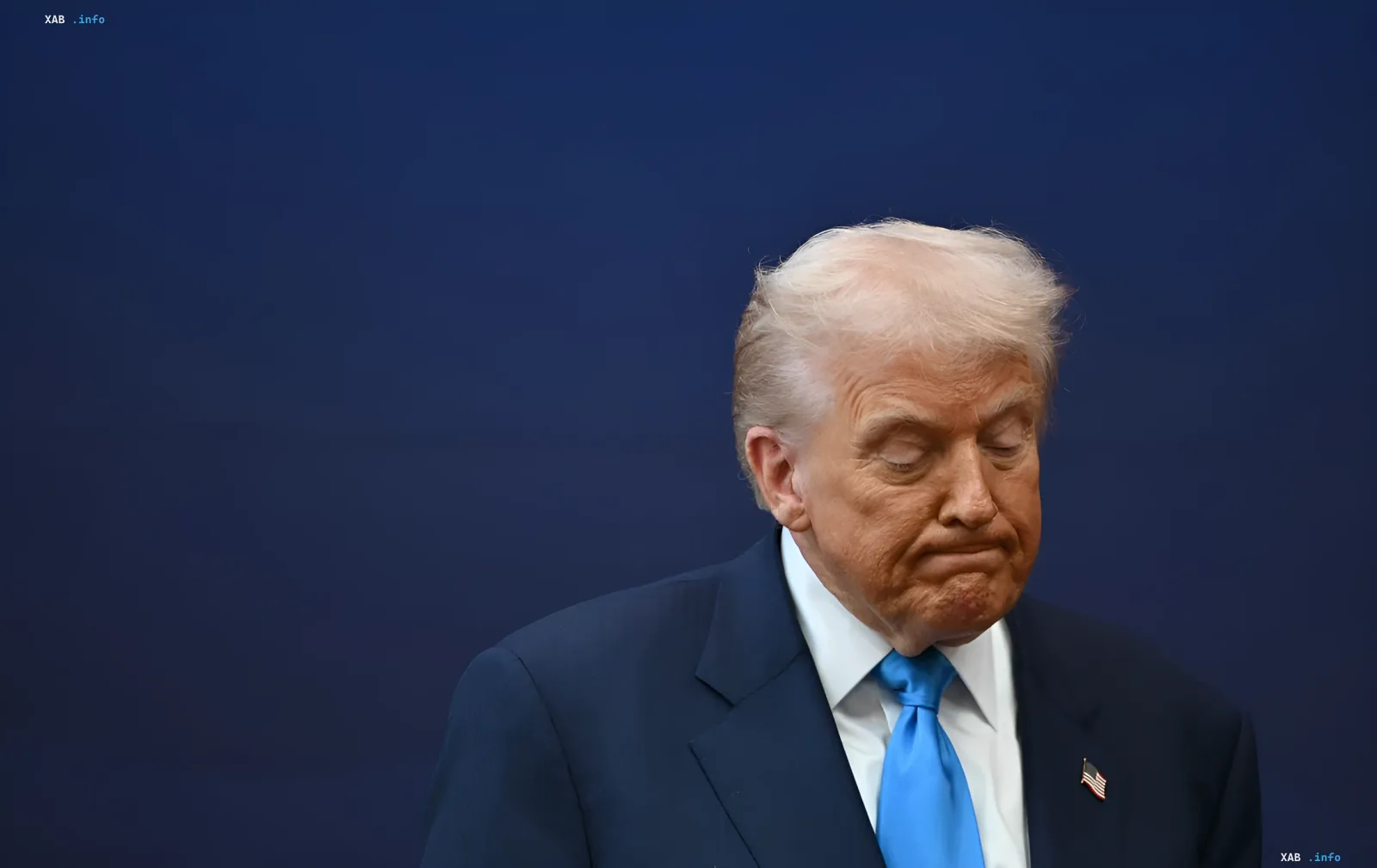 Дональд Трамп у задумливій позі на фоні синьої стіни, що ілюструє напруженість переговорів з Іраном щодо розморожування активів