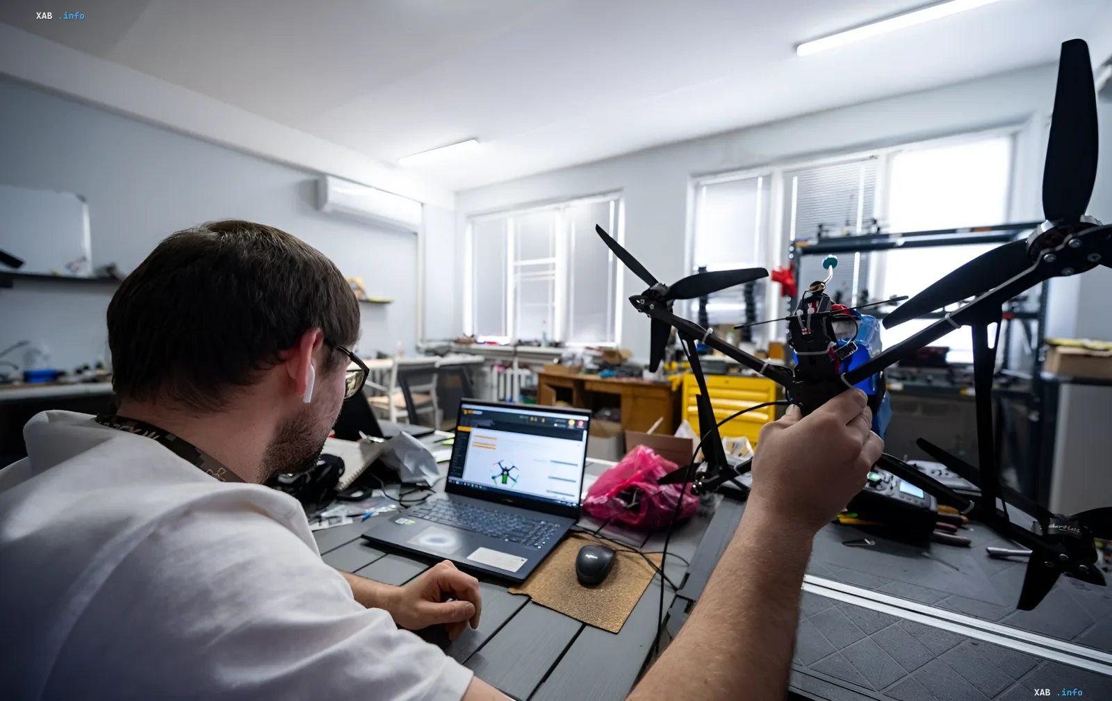 Ingenieur konfiguriert einen Quadrocopter in einem Labor, was die Entwicklung der ukrainischen Verteidigungsindustrie und den Übergang zur strategischen Diversifizierung veranschaulicht.