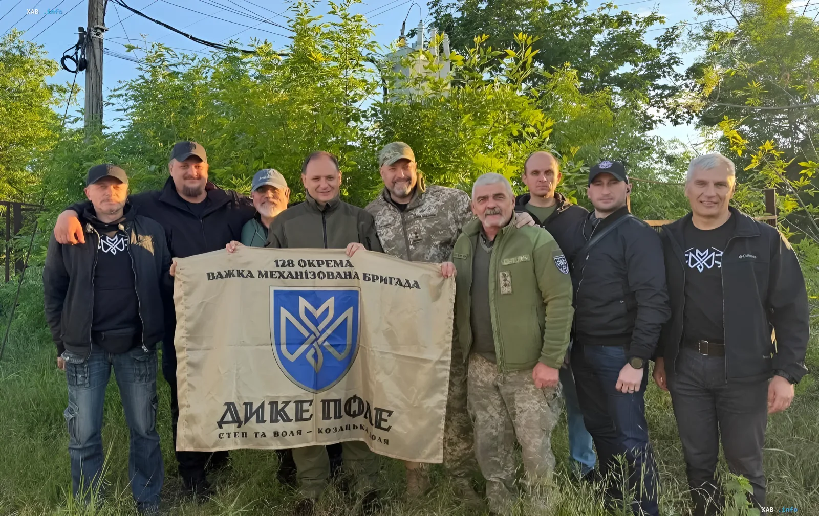 Олег Тягнибок с бойцами 128-й бригады «Дике Поле» на фоне флага подразделения