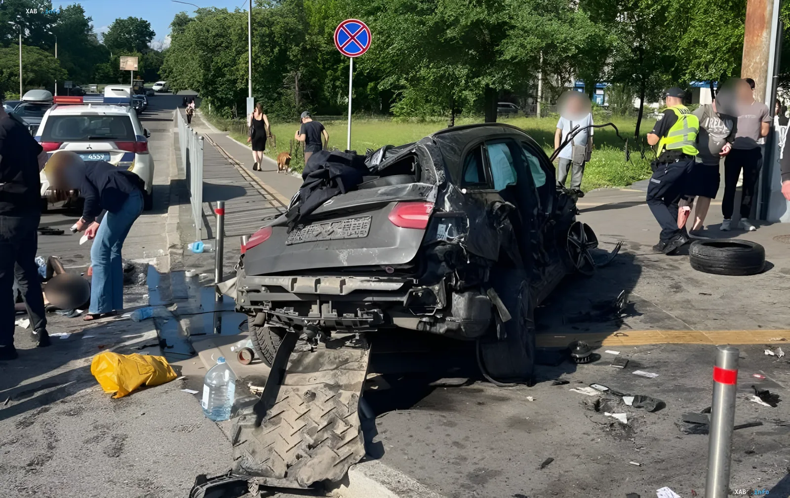 Zertrümmerter Mercedes nach tödlichem Unfall auf Kardatschi: Folgen eines Unfalls mit 39 Verkehrsverstößen