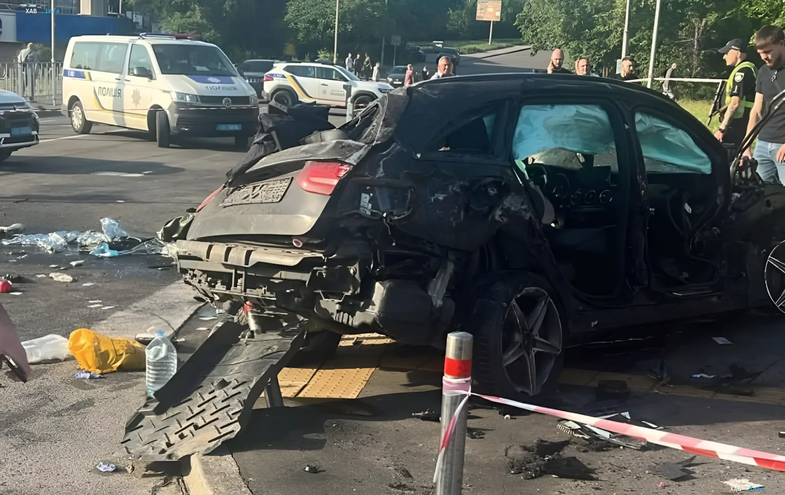 Разрушенный черный Mercedes после смертельного ДТП в Киеве, врезавшийся в подземный переход; полиция на месте аварии