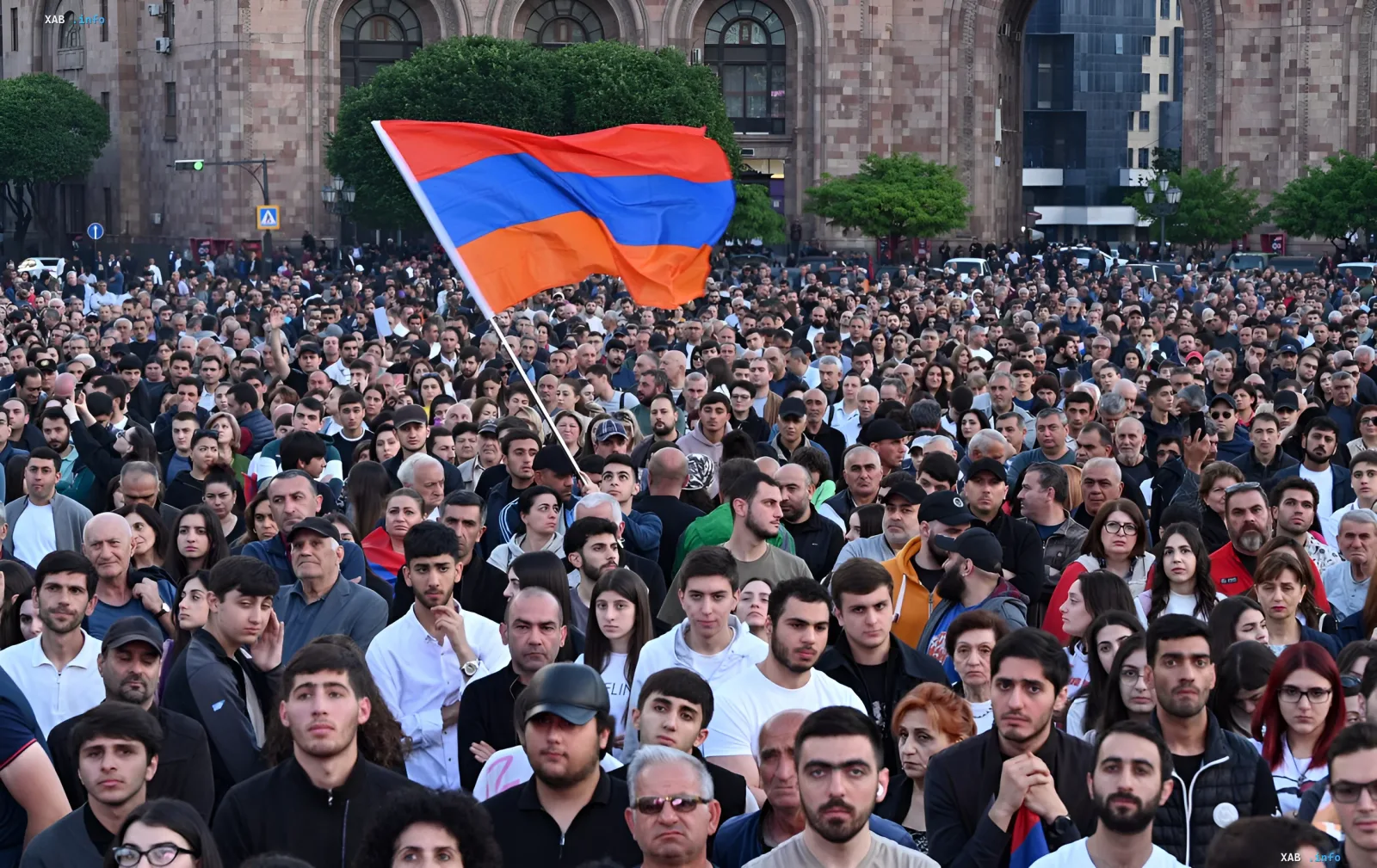 Митинг в Ереване с армянским флагом: граждане собираются перед выборами после отказа ЦИК в отмене регистрации партии Карапетяна