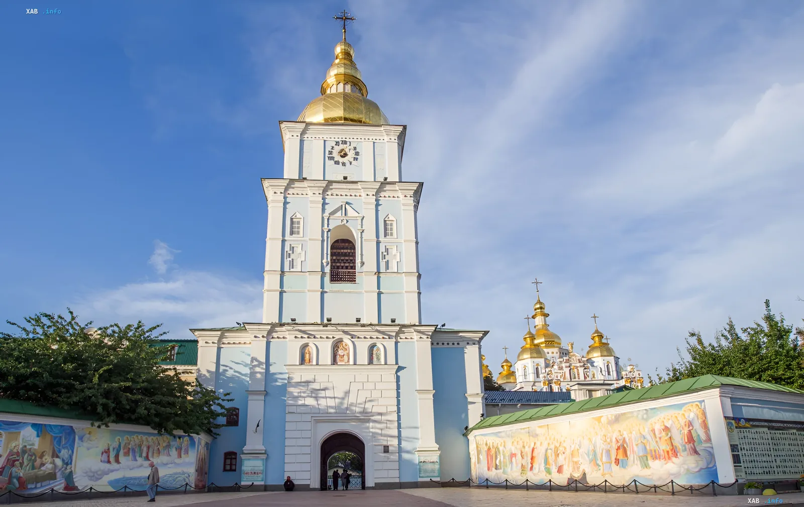 Золотые купола и карильонная башня Киевской Софийской мечети — место проведения еженедельных концертов колокольной музыки