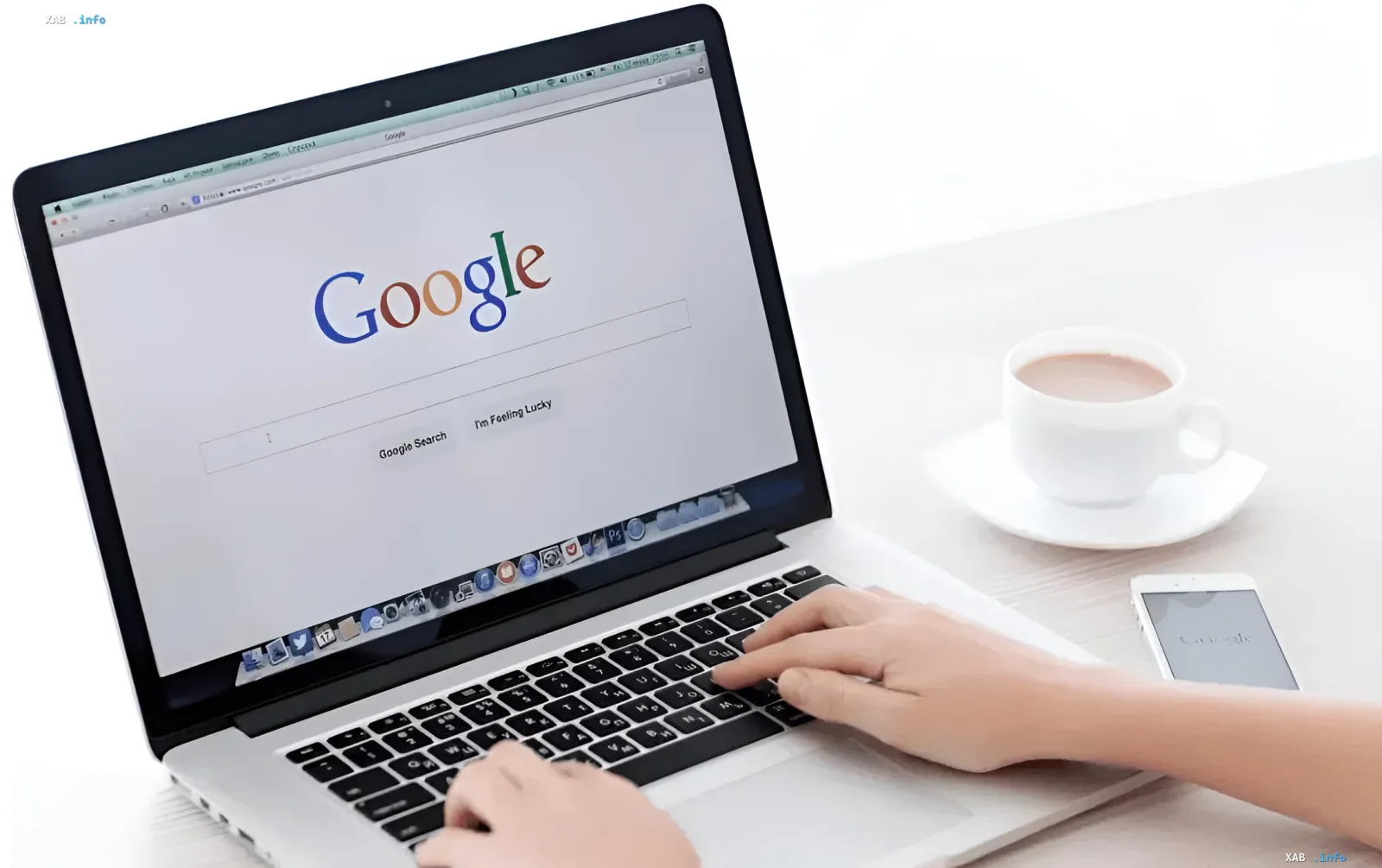 Людина використовує Google Chrome на ноутбуку, символізуючи домінування браузера на ринку