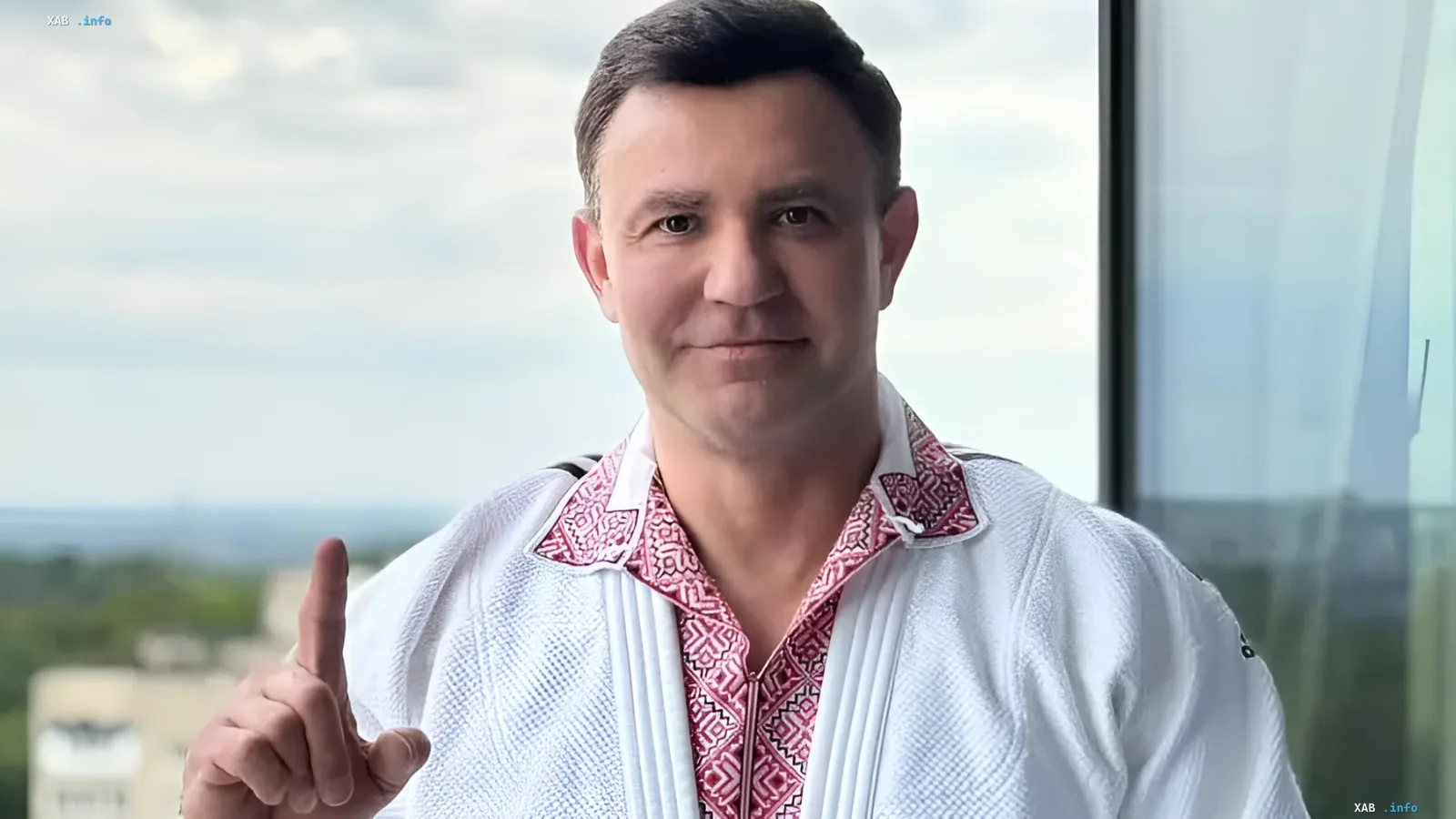 Президент Украины Владимир Зеленский в традиционной вышиванке жестикулирует, обсуждая кадровые проблемы в НБУ