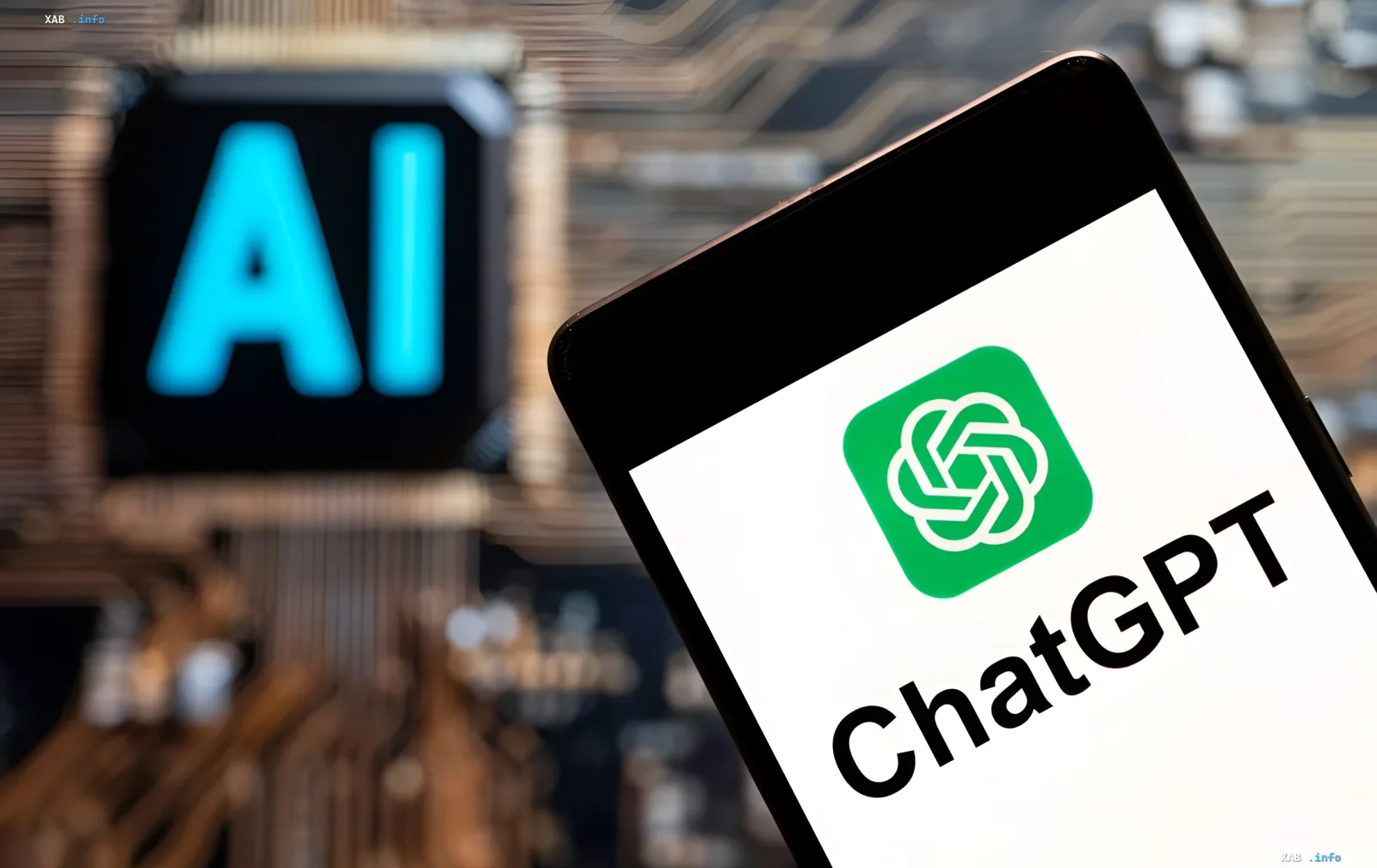 Смартфон с логотипом ChatGPT на экране, символизирующий переход от простого чат-бота к личному ассистенту