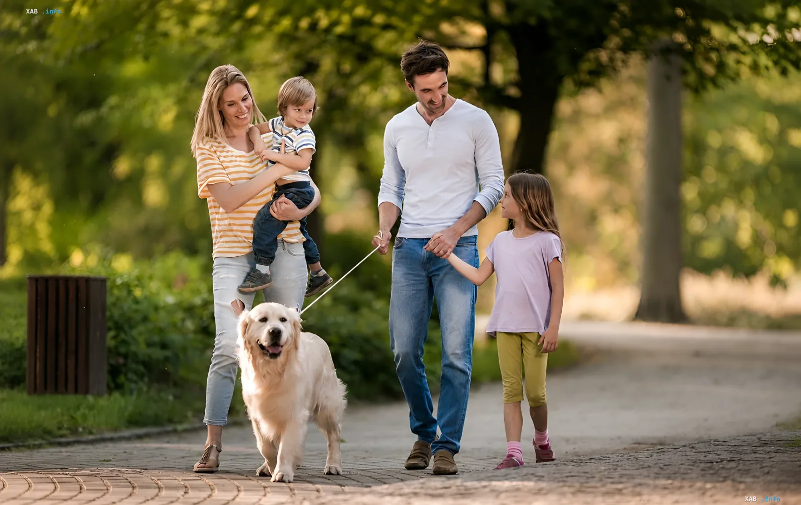 Счастливая семья гуляет с золотистым ретривером на поводке в парке, иллюстрируя тему новых правил прогулок с собаками в Украине