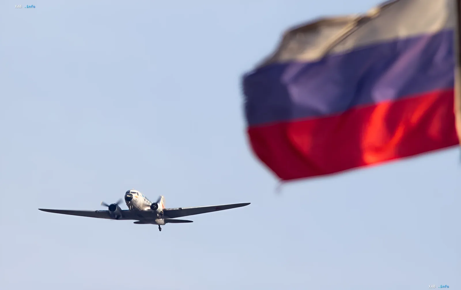 Airplane flying against the backdrop of the Russian flag — illustration for the article on how the Russian elite bypasses sanctions and flies on Western business jets