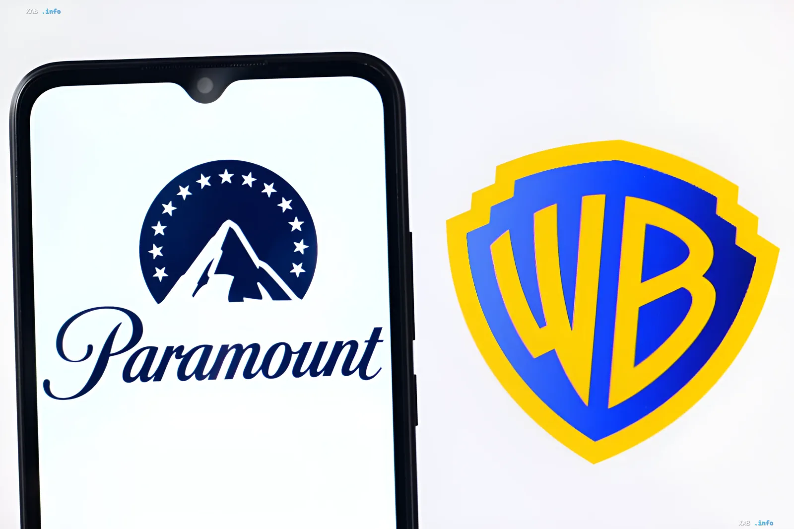 Логотипы Paramount и Warner Bros. на экране смартфона: символы гигантов Голливуда в центре антимонопольной битвы США